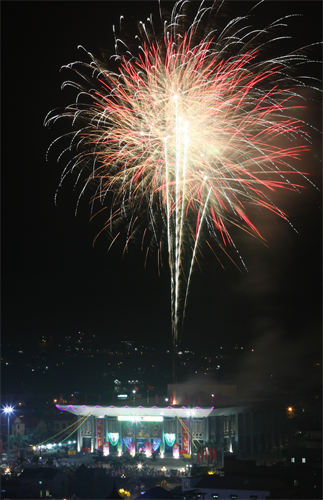 Đón chào năm mới 2015, tỉnh Quảng Trị tổ chức điểm bắn pháo hoa tại khu vực Quảng trường Nhà văn hóa trung tâm. Ảnh: Hồ Cầu-TTXVN