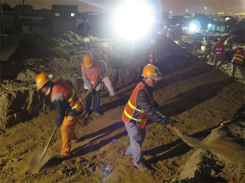 Trong đêm giao thừa, trên công trình Dự án nút giao thông khác mức Ngã Ba Huế ( Đà Nẵng), một không khí lao động vẫn hết sức khẩn trương. Tại công trường vẫn có hàng trăm cán bộ, kỹ sư và công nhân hăng hái thi đua lao động để thi công hoàn thành các hạng mục, nhằm sớm đưa công trình vào sử dụng đúng dịp 29/3/2015, nhân kỷ niệm 40 năm Ngày giải phóng thành phố Đà Nẵng. Ảnh: Lê Lâm- TTXVN