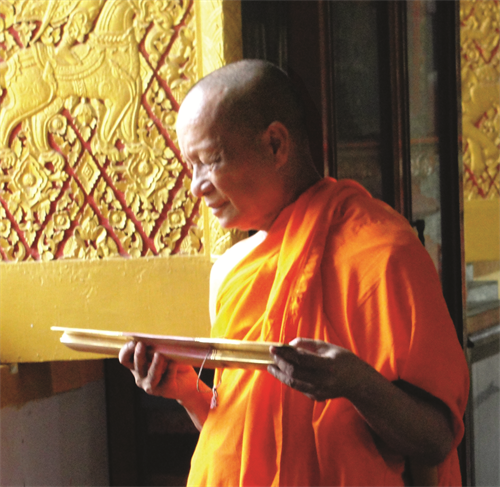 Hòa thương Tăng Nô đang xem tài liệu kinh kệ