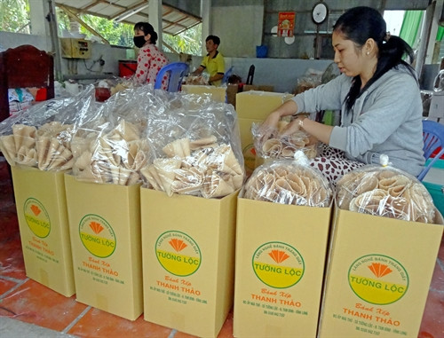 Đóng gói sản phẩm bánh tại cơ sở bánh xếp Thanh Thảo