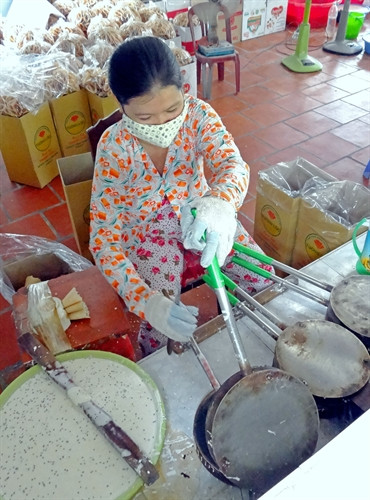 Công đoạn sản xuất bánh tráng giấy Tường Lộc