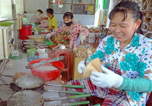 Một cơ sở sản xuất bánh tráng giấy ở xã Tường Lộc, huyện Tam Bình (Vĩnh Long)