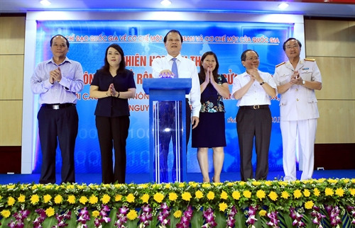 Phó Thủ tướng Vũ Văn Ninh ấn nút khởi động cơ chế một cửa Quốc gia (giai đoạn 2) Ảnh: Hoàng Hùng- TTXVN