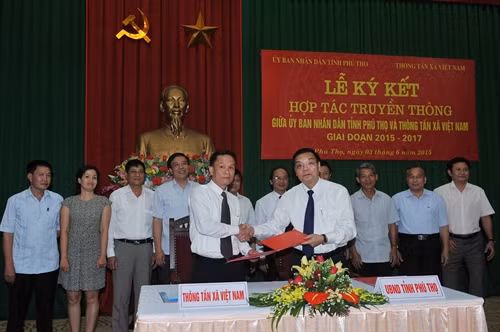 Thông tấn xã Việt Nam và UBND tỉnh Phú Thọ ký kết thỏa thuận hợp tác truyền thông. Ảnh: Ảnh: Trọng Đức- TTXVN