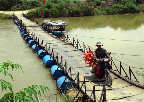 Cây cầu phao giúp người dân xã Đại An đi lại qua sông Vu Gia thuận tiện và an toàn hơn. Cây cầu phao giúp người dân xã Đại An đi lại qua sông Vu Gia thuận tiện và an toàn hơn.