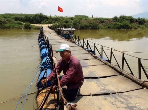 Ông Lê Tất Dũng bảo dưỡng chiếc cầu phao