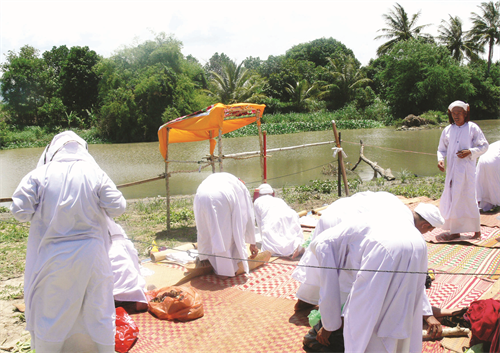 Đồng bào làm lễ cầu mưa ở đập Kaya