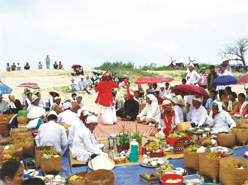 Quang cảnh buổi lễ cầu mưa