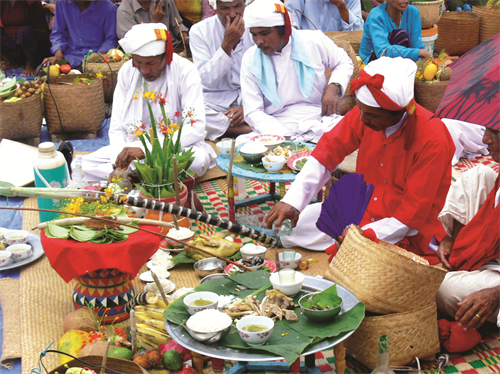 Lễ vật dâng cúng thần linh là mâm ngũ quả, cơm, gà , rượu...