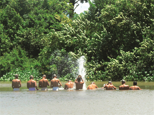 Các tu sĩ tắm cầu mưa, biểu tượng rông phun nước.