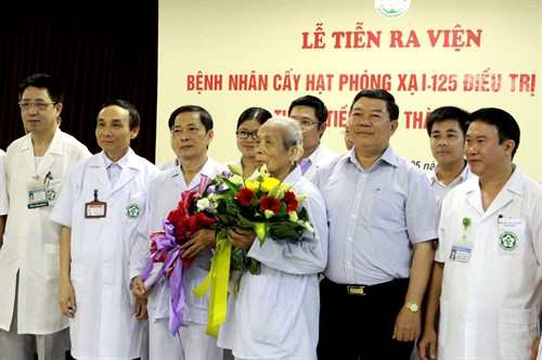 Ngày 14/5/2015, Bệnh viện Bạch Mai tổ chức lễ tiễn ra viện hai bệnh nhân được ứng dụng thành công kỹ thuật cấy hạt phóng xạ điều trị ung thư tuyến tiền liệt đầu tiên tại Việt Nam. Ảnh: Dương Ngọc- TTXVN Ngày 14/5/2015, Bệnh viện Bạch Mai tổ chức lễ tiễn ra viện hai bệnh nhân được ứng dụng thành công kỹ thuật cấy hạt phóng xạ điều trị ung thư tuyến tiền liệt đầu tiên tại Việt Nam. Ảnh: Dương Ngọc- TTXVN