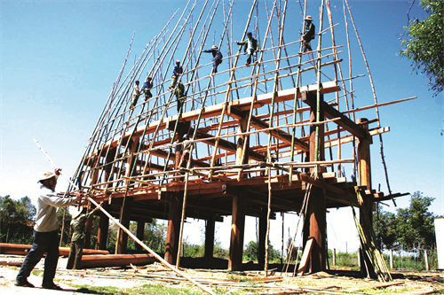 Mái nhà Rông có hình lưỡi rìu thương được lợp bằng cỏ tranh.