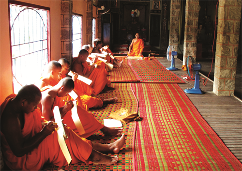 Các vị chư tăng miệt mài học viết kinh trên lá dưới sự hướng dẫn của hòa thượng Chau Ty