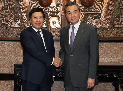 Phó Thủ tướng, Bộ trưởng Bộ Ngoại giao Phạm Bình Minh gặp Bộ trưởng Ngoại giao Trung Quốc Vương Nghị. Ảnh: Thu Yến – TTXVN