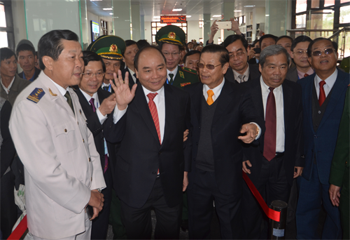 Phó Thủ tướng Nguyễn Xuân Phúc, Phó Thủ tướng Lào Xổm Xa Vạt Lềnh Xa Vát và các đại biểu tại buổi lễ khai trương mô hình kiểm tra “một cửa, một lần dừng” tại cặp Cửa khẩu quốc tế Lao Bảo (Quảng Trị) - Đen sa vẳn (Lào). Ảnh: Hồ Cầu-TTXVN