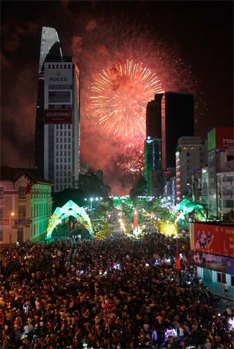 Ðón giao thừa năm mới Ất Mùi 2015, Thành phố Hồ Chí Minh tổ chức bắn pháo hoa tại 8 điểm trên địa bàn.. Ảnh: QuangNhựt- TTXVN