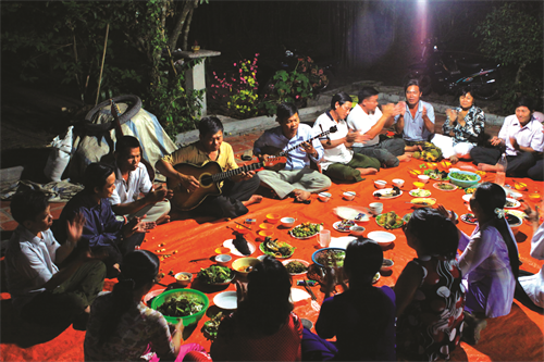 Sinh hoạt Đờn ca tài tử của xã Tân Phú Trung, Củ Chi, thành phố Hồ Chí Minh.