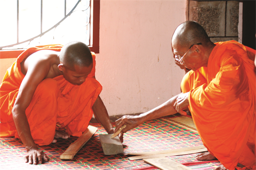 Hòa thượng chỉ dạy phương pháp mài bút