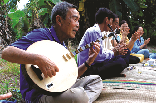 Đàn Kìm một trong bộ tứ (Kìm-Cò-Tranh-Độc) không thể thiếu trong dàn nhạc khí của Đờn ca tài tử Nam bộ