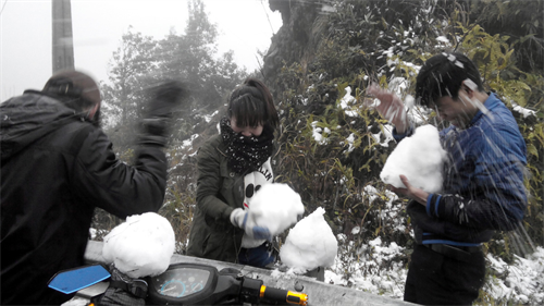 Các bạn trẻ thích thú với cảnh tuyết rơi trên đỉnh đèo Ô Quy Hồ. Ảnh: Công Hải- TTXVN