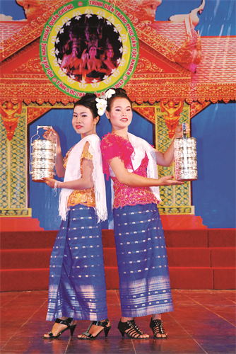 Phụ nữ Khmer duyên dáng trong trang phục truyền thống