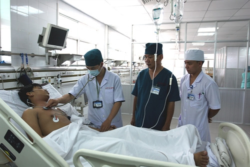 Các bác sỹ Bệnh viện Quân y 175 kiểm tra sức khỏe cho bệnh nhân sau khi được phẫu thuật. Ảnh: Tràng Dương- TTXVN