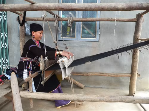 Phụ nữ dân tộc Lự dệt vải vào lúc nông nhàn