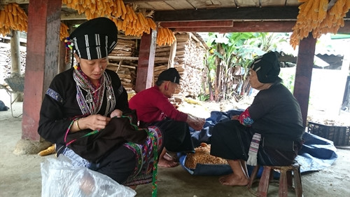 Phụ nữ dân tộc Lự rất khéo tay trong thêu thùa làm các mặt hàng lưu niệm Phụ nữ dân tộc Lự rất khéo tay trong thêu thùa làm các mặt hàng lưu niệm