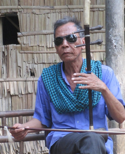 Nghệ nhân Thạch Chol kéo đàn Truô-sô. Nghệ nhân Thạch Chol kéo đàn Truô-sô.