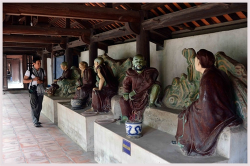 Khách tham quan du lịch tìm hiều về tượng phật chùa Bút Tháp