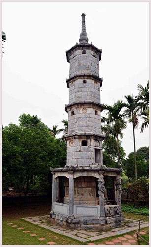 Tháp Báo Nghiêm thờ Hòa Thượng Chuyết Chuyết, cao 13,05 mét, có năm tầng với một phần đỉnh xây bằng đá xanh.