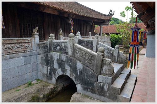 Cầu đá nối Thượng điện và Thích thiện Am mới được trung tu, tôn tạo