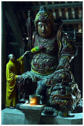 Phẩy bụi hồng trần