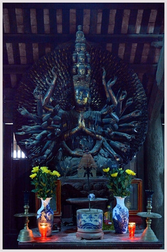 Tượng phật Bà nghìn tay nghìn mắt do Trương tiên sinh tạc và hoàn thành vào năm 1656, thời hậu Lê.