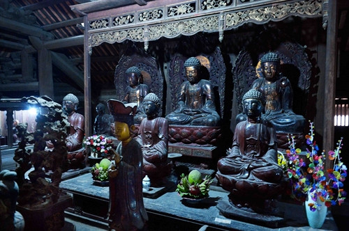 Các pho tượng Bồ Tát ở chùa Bút Tháp được giới nghiên cứu xem là khuôn mẫu của tượng phật giáo Việt Nam