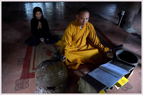 Buổi tụng kinh của Đại đức Thích Thanh Sơn, trụ trì chùa Bút Tháp .