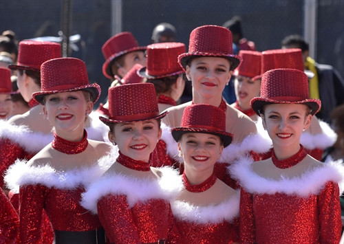 Các em nhỏ tham gia biểu diễn tại lễ diễu hành ngày 11/4. Ảnh:THX-TTXVN Các em nhỏ tham gia biểu diễn tại lễ diễu hành ngày 11/4. Ảnh:THX-TTXVN