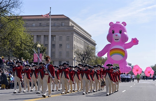 Quang cảnh lễ diễu hành trong khuôn khổ Lễ hội hoa anh đào được tổ chức tại thủ đô Washington, Mỹ ngày 11/4. Ảnh:THX-TTXVN Quang cảnh lễ diễu hành trong khuôn khổ Lễ hội hoa anh đào được tổ chức tại thủ đô Washington, Mỹ ngày 11/4. Ảnh:THX-TTXVN