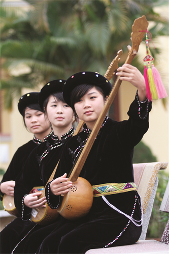 Học sinh nhà trường tập hát then