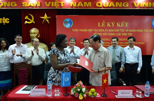 Chủ nhiệm Ủy ban Dân tộc Giàng Seo Phử và Giám đốc quốc gia Ngân hàng Thế giới tại Việt Nam, bà Victoria Kwakwa trao văn bản thỏa thuận hợp tác giữa hai bên về hỗ trợ xây dựng Dự án luật Dân tộc (giai đoạn 1). Ảnh: Thanh Hà- TTXVN Chủ nhiệm Ủy ban Dân tộc Giàng Seo Phử và Giám đốc quốc gia Ngân hàng Thế giới tại Việt Nam, bà Victoria Kwakwa trao văn bản thỏa thuận hợp tác giữa hai bên về hỗ trợ xây dựng Dự án luật Dân tộc (giai đoạn 1). Ảnh: Thanh Hà- TTXVN