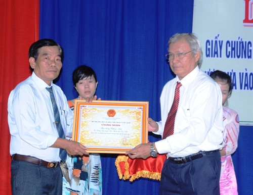 Ông Dương Văn Phong (phải) Giám đốc Sở Văn hóa, Thể thao và Du lịch tỉnh Tây Ninh trao giấy chứng nhận “múa trống Chhay-dăm” là di sản văn hóa phi vật thể quốc gia cho đại diện xã Trường Tây. Ông Dương Văn Phong (phải) Giám đốc Sở Văn hóa, Thể thao và Du lịch tỉnh Tây Ninh trao giấy chứng nhận “múa trống Chhay-dăm” là di sản văn hóa phi vật thể quốc gia cho đại diện xã Trường Tây.