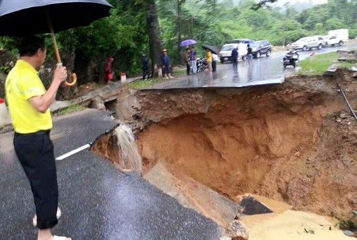 Giao thông trên Quốc lộ 4D đoạn qua huyện Phong Thổ (Lai Châu) bị lún sụt, giao thông bị chia cắt. Ảnh: Công Hải- TTXVN