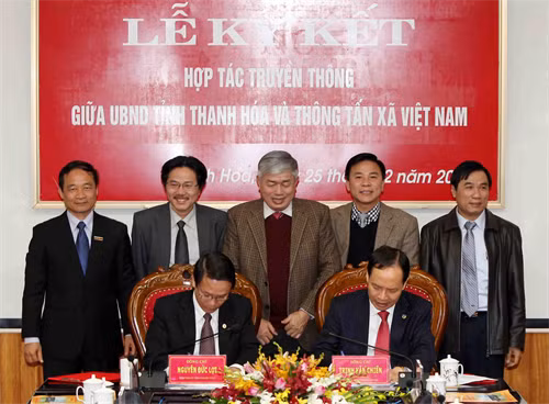 Đồng chí Trịnh Văn Chiến, Bí thư tỉnh ủy, Chủ tịch UBND tỉnh Thanh Hóa và đồng chí Nguyễn Đức Lợi, Bí thư Đảng ủy, Tổng Giám đốc TTXVN ký Thỏa thuận hợp tác. Ảnh: Thanh Tùng-TTXVN