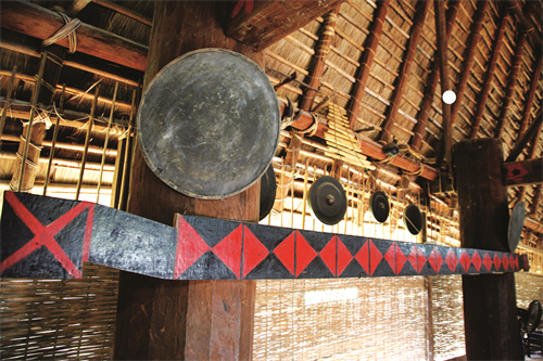 Góc treo nhạc cụ truyền thống bên trong nhà Rông