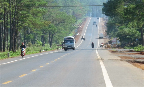 Đường Hồ Chí Minh đoạn qua huyện Krông BúK (Đắk Lắk). Ảnh: Quang Huy- TTXVN