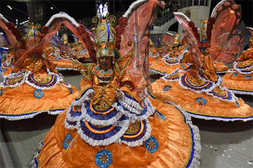 Các vũ công Samba thuộc trường Imperio da Casa Verde biểu diễn trong lễ hội hóa trang ở Rio de Janeiro . THX-TTXVN