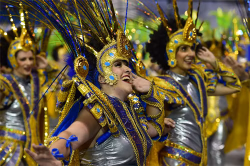 Các vũ công Samba thuộc trường Academicos do Tucuruvi biểu diễn trong đêm đầu tiên của lễ hội tại Sao Paulo ngày 13/2. AFP-TTXVN