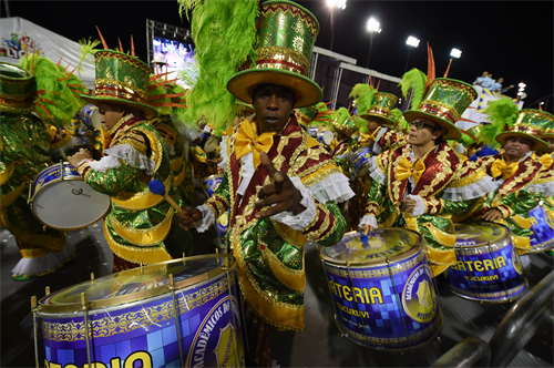 Các vũ công Samba thuộc trường Academicos do Tucuruvi biểu diễn trong đêm đầu tiên của lễ hội tại Sao Paulo ngày 13/2. AFP-TTXVN