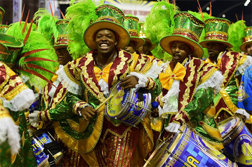 Các vũ công Samba thuộc trường Academicos do Tucuruvi biểu diễn trong đêm đầu tiên của lễ hội tại Sao Paulo ngày 13/2. AFP-TTXVN