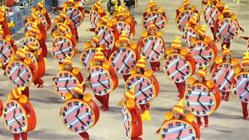 Các vũ công Samba thuộc trường "Alegria da Zona Sul" biểu diễn trong lễ hội hóa trang ở Rio de Janeiro . THX-TTXVN